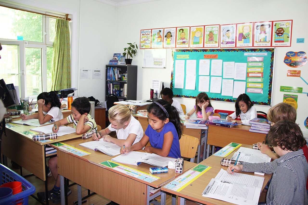 Estudantes reunidos em uma sala de aula